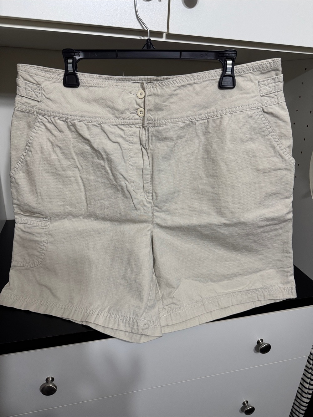 bill blass Cream Mid-Rise Casual Women's Shorts
